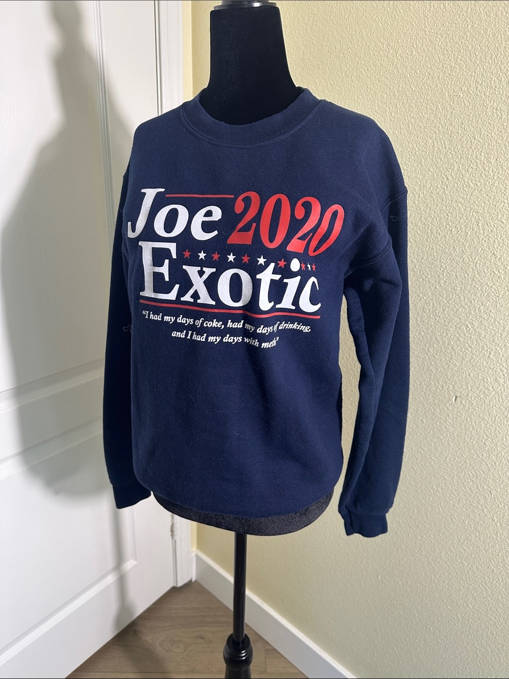 Joe 2020 Exotic navy blue crew neck sweatshirt. Size Small